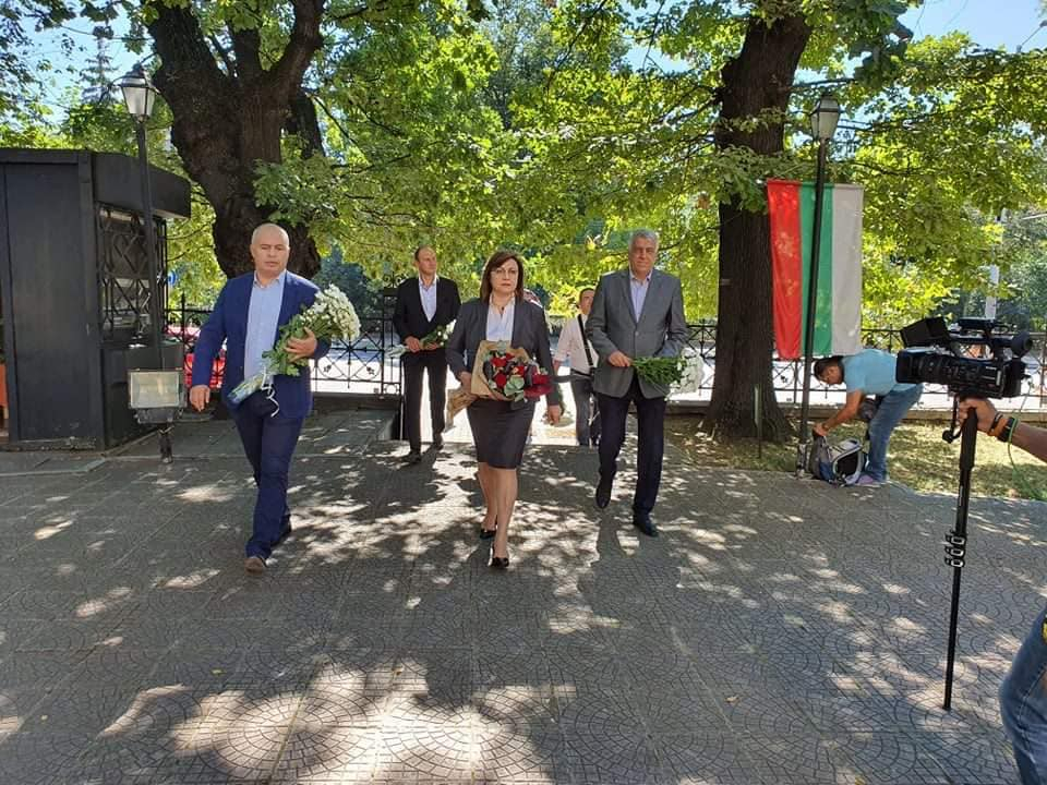 И Корнелия Нинова поздрави българите за празника СНИМКИ  