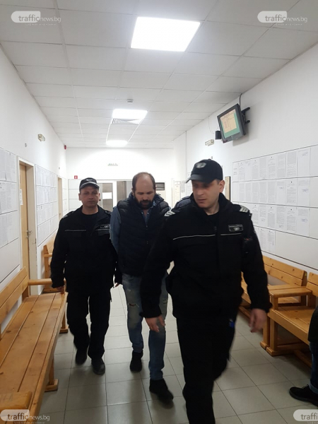 Пипнат в крачка: Бившият на Мегз окован в белезници, извърши нещо ужасно