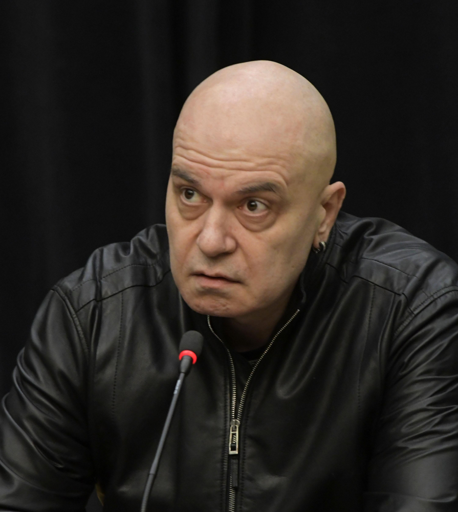 Новата тръпка на Слави поиска бебе пред всички и призна, че... СНИМКИ