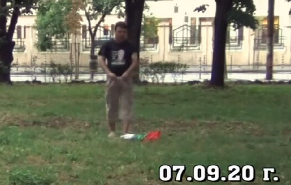 Михаил, запалил българското знаме, пак се изгаври с трибагреника ВИДЕО 18+