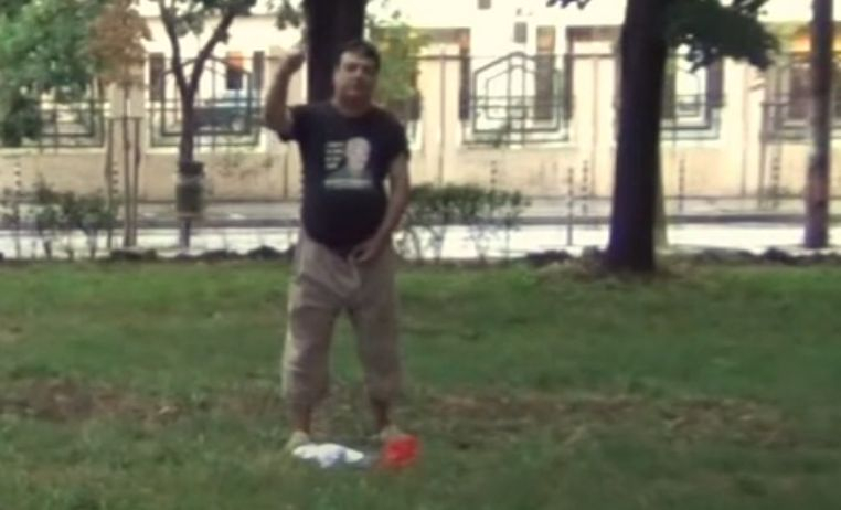 Михаил, запалил българското знаме, пак се изгаври с трибагреника ВИДЕО 18+