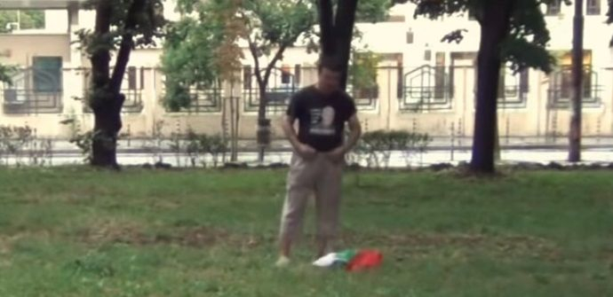Разкрит: Протестър е пикаещият върху трибагреника! ВИДЕО 18+