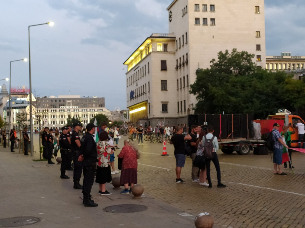 Протестиращите си прожектират филмчета върху бившия партиен дом СНИМКИ