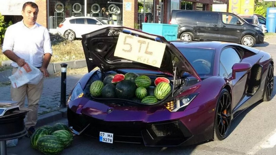 Турчин с Lamborghini стана звездата на пазар, ще се удивите какво продава СНИМКИ