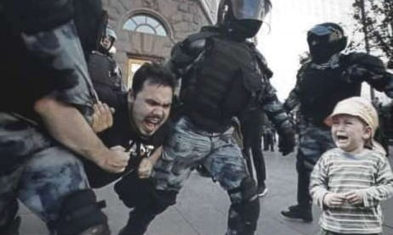Протестъри се издъниха с втора сълзлива новина за арест на баща пред дете 