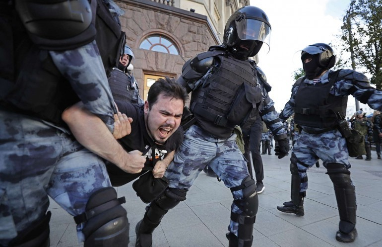 Протестъри се издъниха с втора сълзлива новина за арест на баща пред дете 