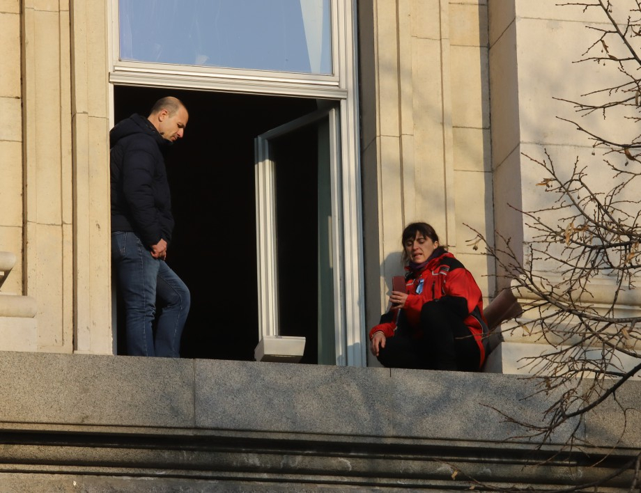 Извънредна новина за медсестрата, висяла на перваза на Партийния дом