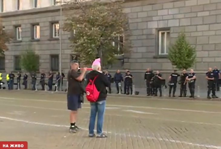 Извънредно: Полицията изпревари протестиращите и заварди центъра на София, ще се повтори ли "кървавата сряда"