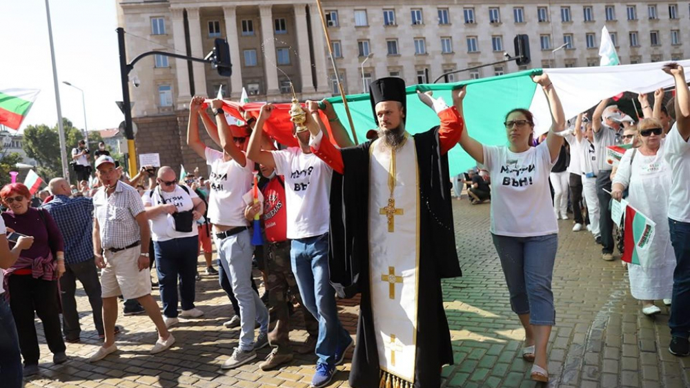Битак: Съмнителни мургави типове обикалят протеста, обърнаха го на цирк СНИМКИ