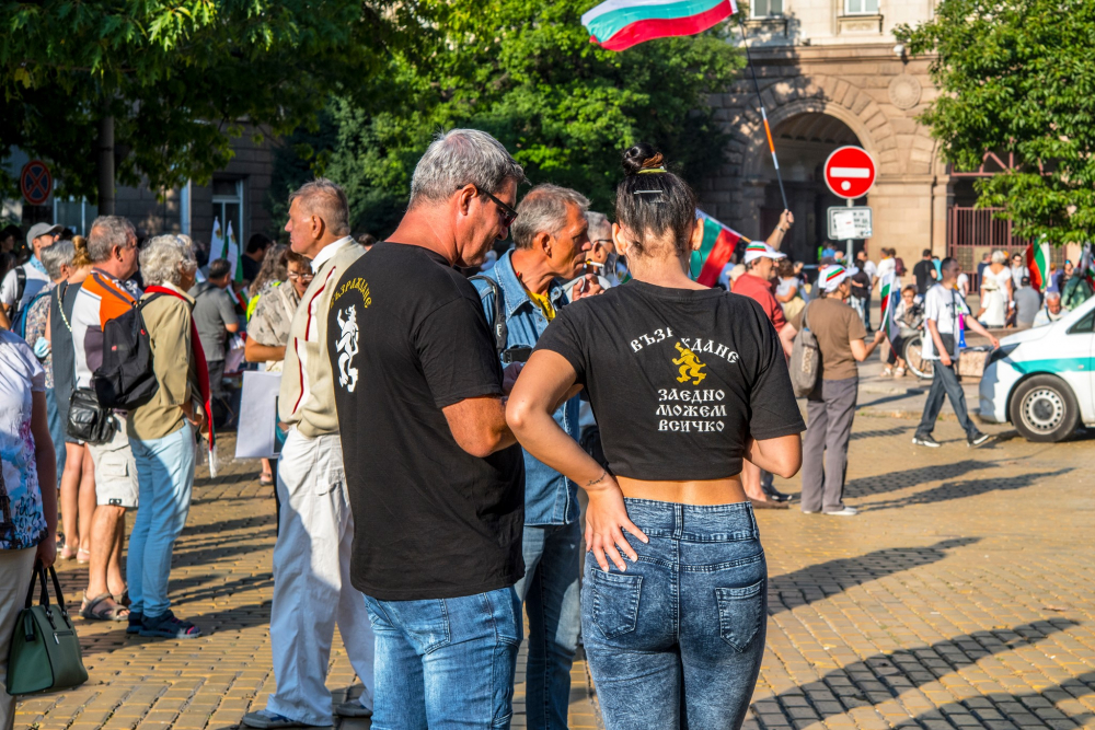 Лицата на протеста лъснаха: Само за няколко лева и сте част от битката СНИМКИ