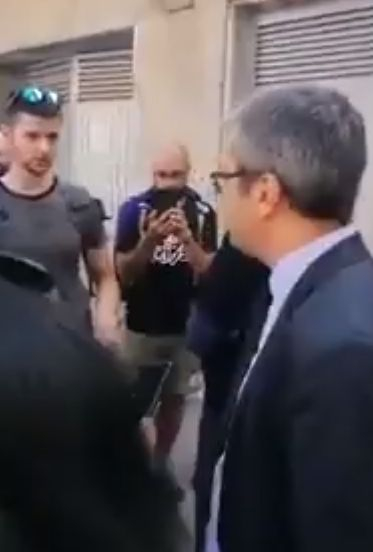 Челен сблъсък: Демонстранти причакаха Тома Биков на улицата и... ВИДЕО