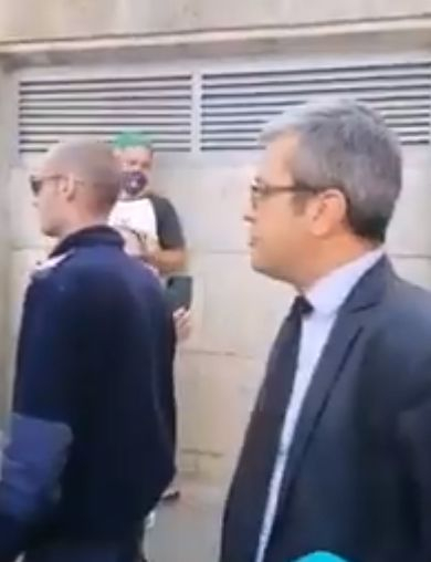 Челен сблъсък: Демонстранти причакаха Тома Биков на улицата и... ВИДЕО