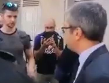 Челен сблъсък: Демонстранти причакаха Тома Биков на улицата и... ВИДЕО