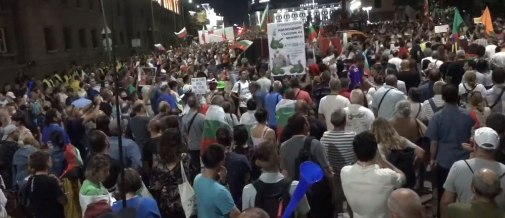 Напрежението расте: Ултраси на Божков и Василев са на протеста! Ще леят кръв срещу пари!