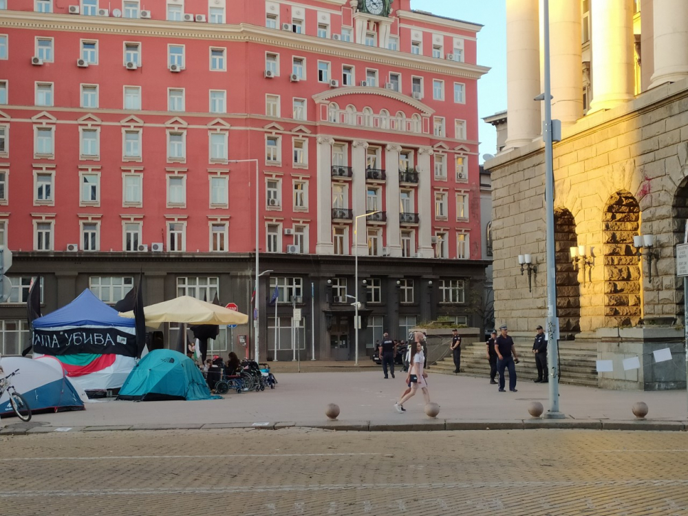 Нова блокада цъфна в София при малоброен протест СНИМКИ 