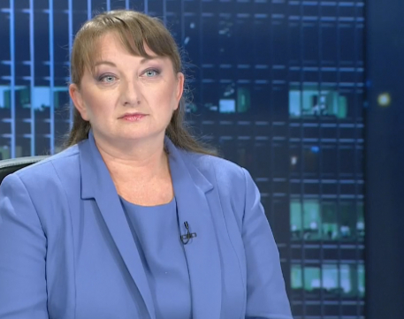 Напрежение пред БНТ, протестиращи пресрещнаха министър Сачева 
