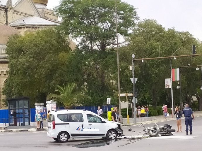 Тежко меле в центъра на Варна, мъж лежи на шосето СНИМКИ