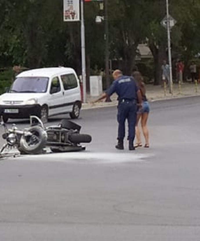 Тежко меле в центъра на Варна, мъж лежи на шосето СНИМКИ