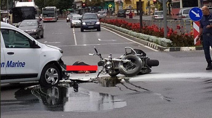 Тежко меле в центъра на Варна, мъж лежи на шосето СНИМКИ