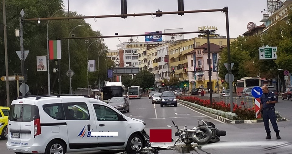 Тежко меле в центъра на Варна, мъж лежи на шосето СНИМКИ