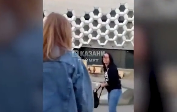 Майка се нахвърли върху тийнейджърки след молбата им да си почисти боклука ВИДЕО 18+