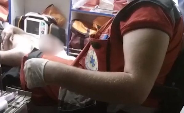 Гол мъж отхапа пръст на баща си, нападна пенсионерка, накълца мъжа ѝ ВИДЕО