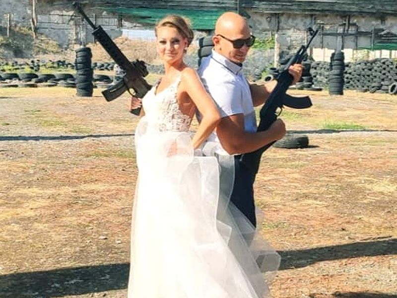 Младоженци от Бургас взривиха мрежата с щура сватбена фотосесия СНИМКИ 