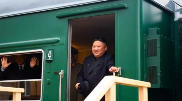 Харем за "Гинес": 2000 момичета обслужват Ким Чен-ун в покоите му