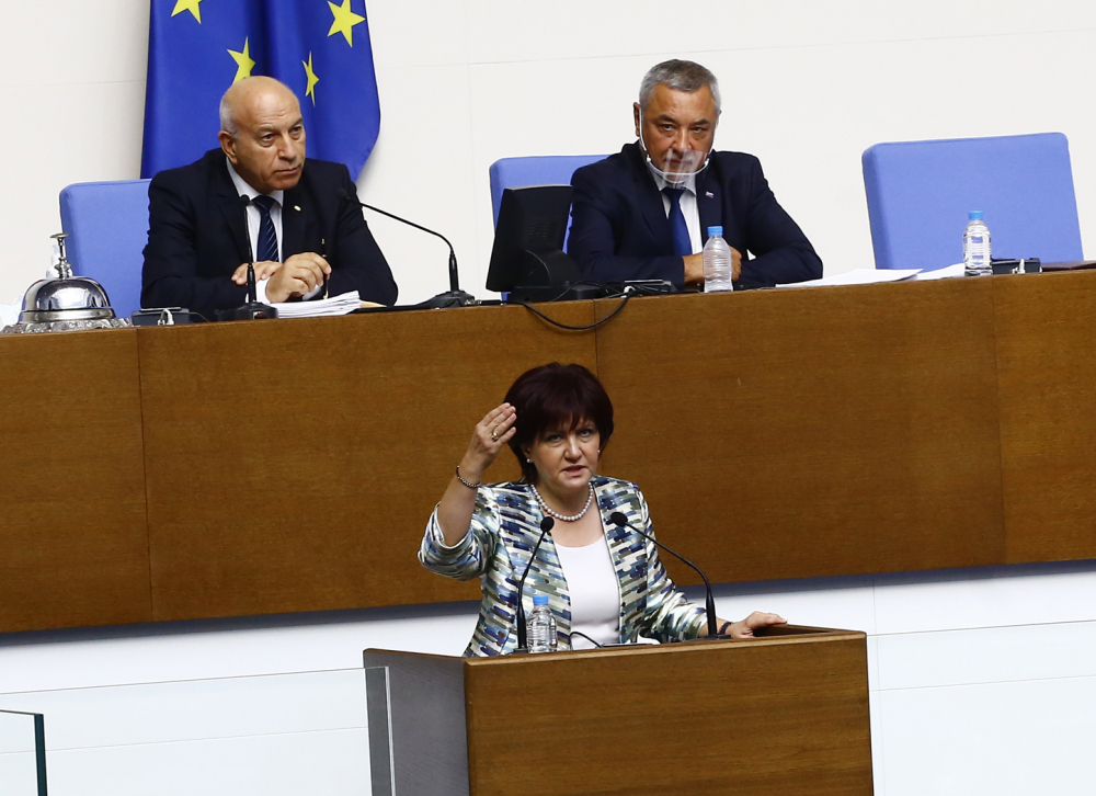 Извънредно! БСП поиска оставката на шефката на парламента