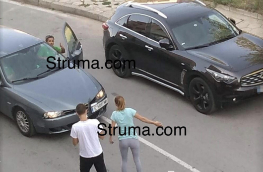 Бесни благоевградчанки си скачат на бой след инцидент на пътя ВИДЕО 