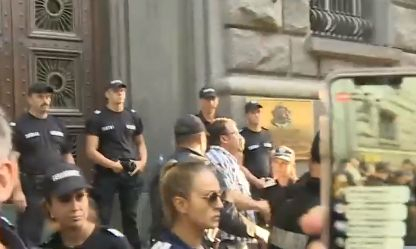 Екшън пред сградата на НС! Униформените пристъпиха към неизбежни действия СНИМКИ 