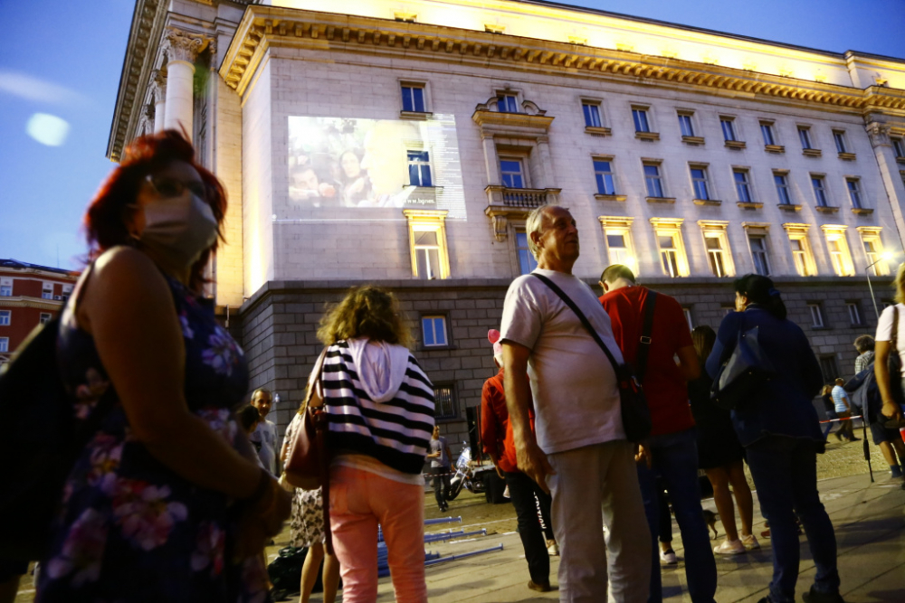 70-и ден: Протестиращите се надъхват с филмчета от погрома от 2 септември БЛИЦ TV
