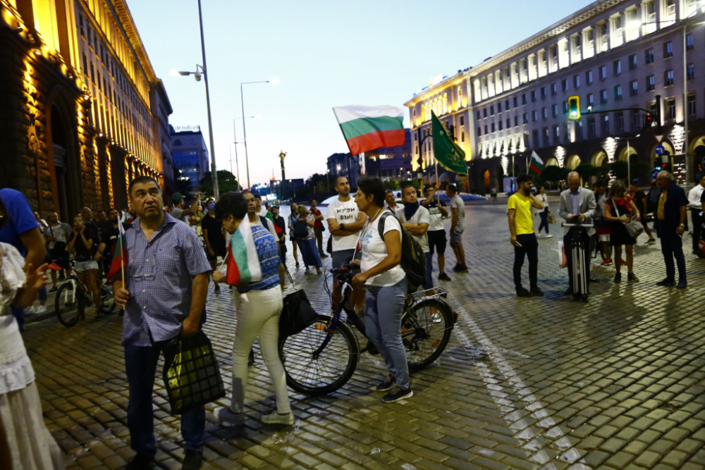 70-и ден: Протестиращите се надъхват с филмчета от погрома от 2 септември БЛИЦ TV