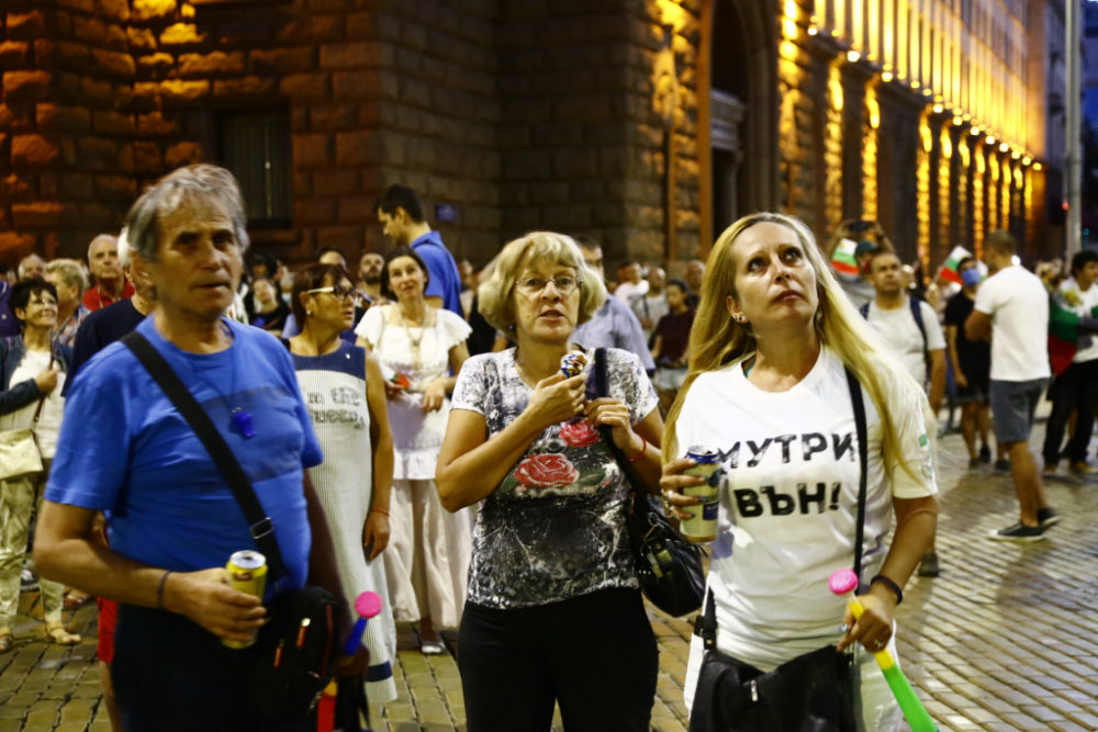 70-и ден: Протестиращите се надъхват с филмчета от погрома от 2 септември БЛИЦ TV