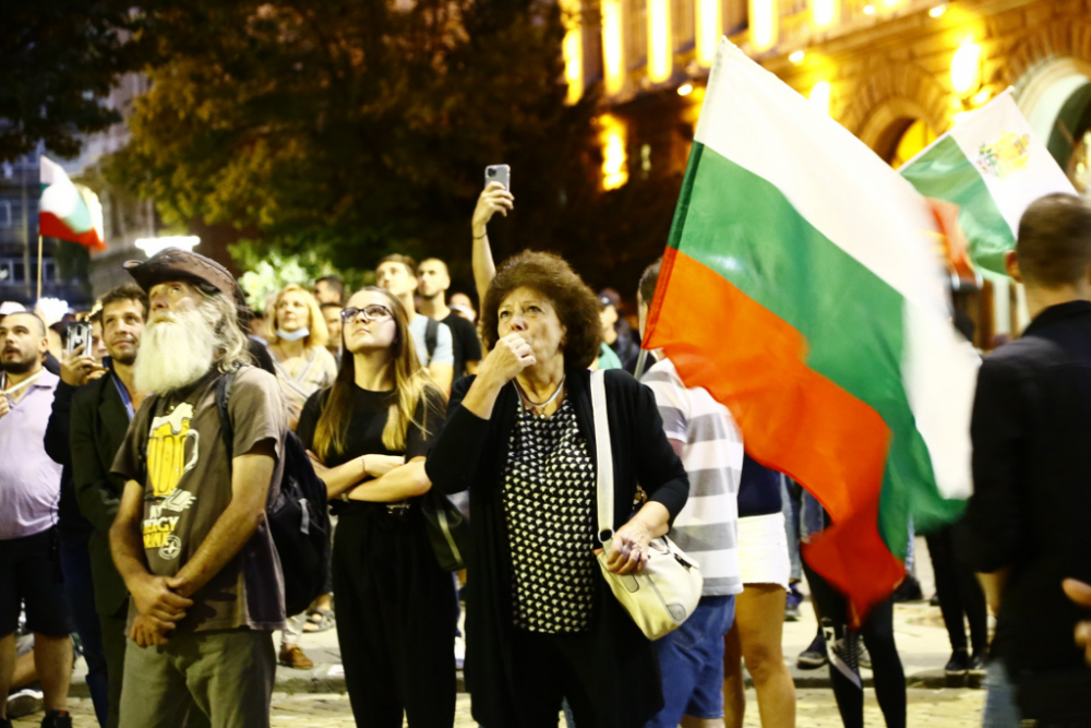70-и ден: Протестиращите се надъхват с филмчета от погрома от 2 септември БЛИЦ TV