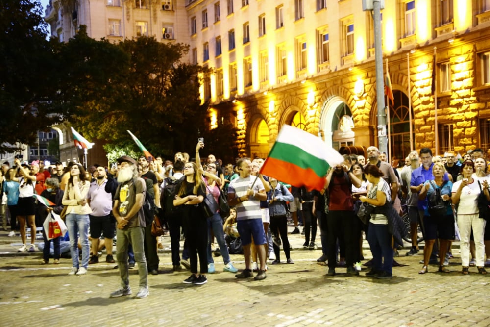 70-и ден: Протестиращите се надъхват с филмчета от погрома от 2 септември БЛИЦ TV