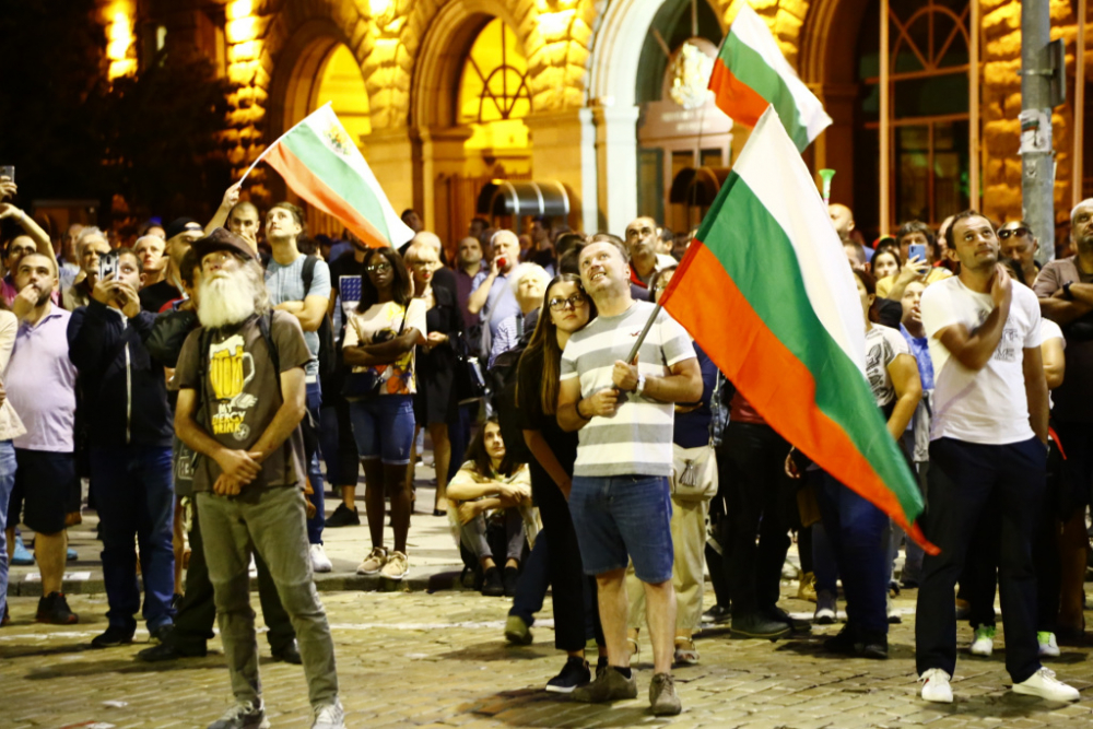 70-и ден: Протестиращите се надъхват с филмчета от погрома от 2 септември БЛИЦ TV