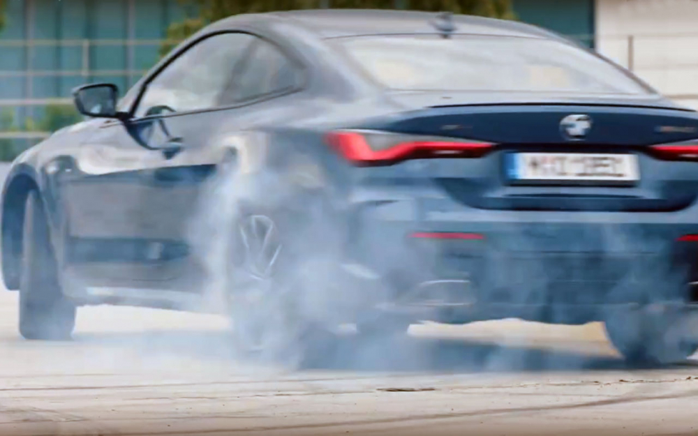 Хората изригнаха: Още не може да върви из пътя, а яхва BMW ВИДЕО