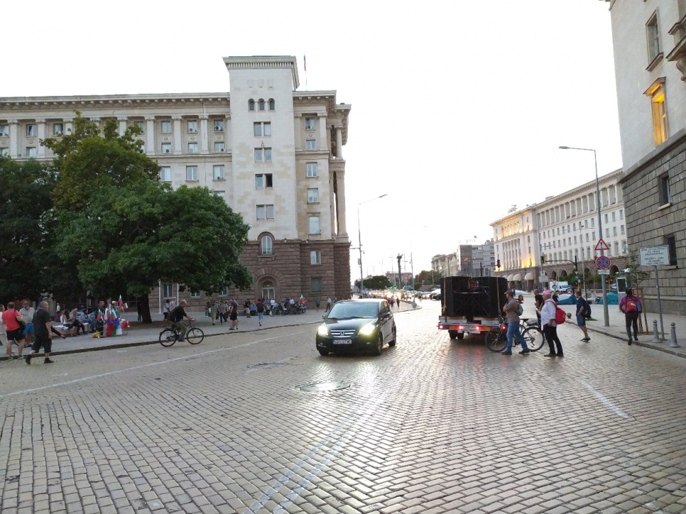 71-ви ден на протеста: Участниците стават все по-малко СНИМКИ