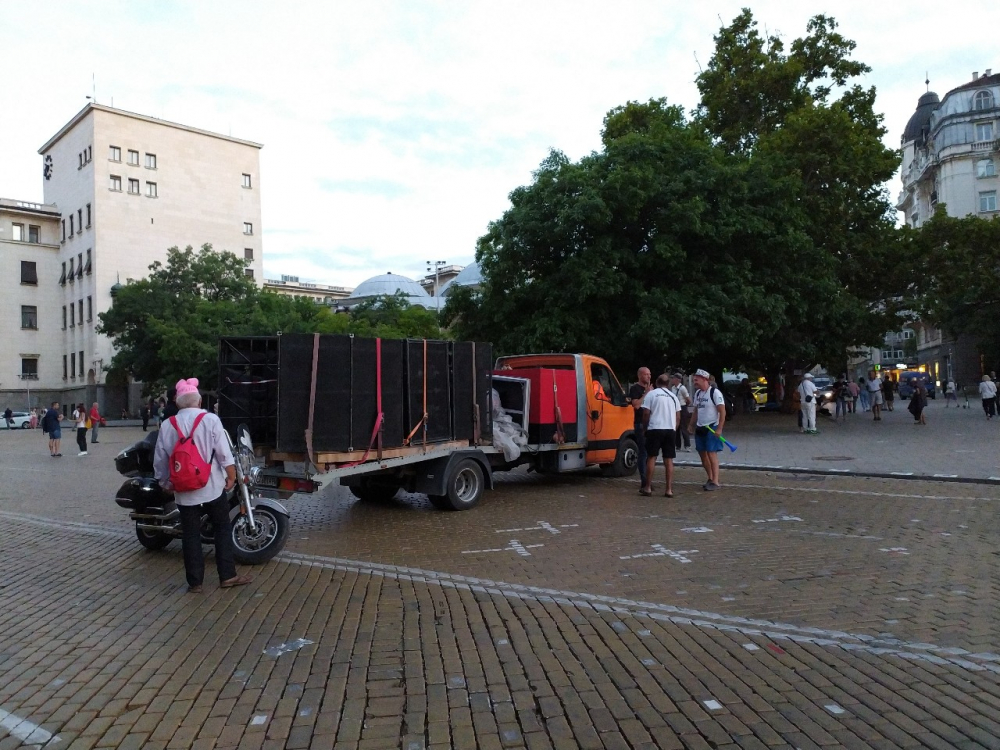 71-ви ден на протеста: Участниците стават все по-малко СНИМКИ