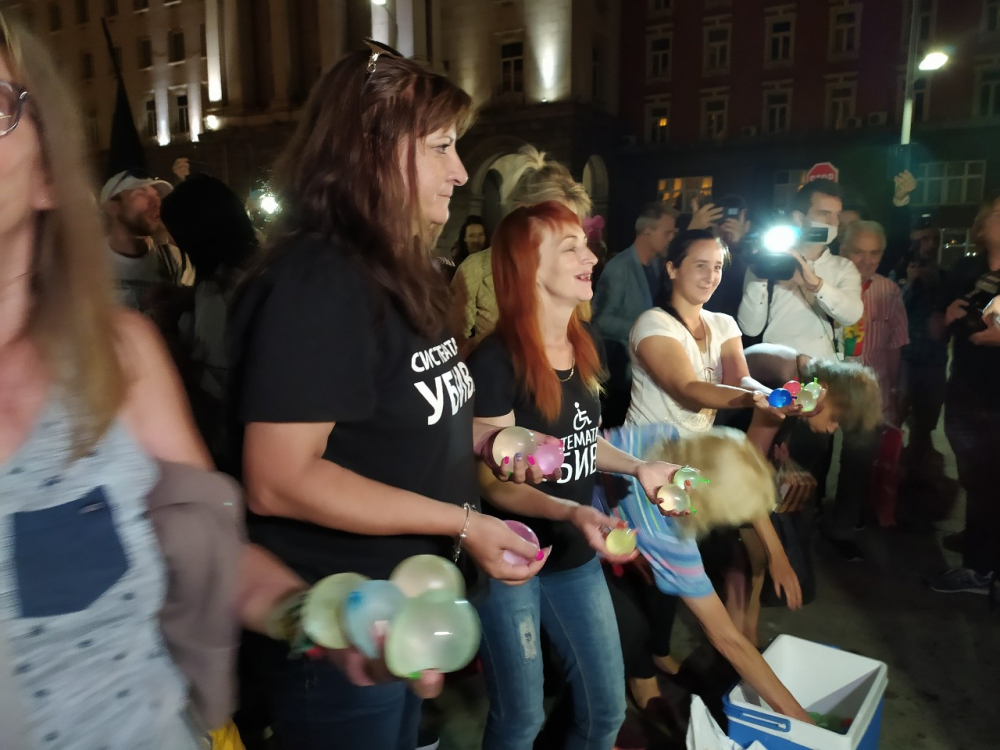 Това вече е гавра: "Майките" с нова просташка демонстрация пред парламента СНИМКИ