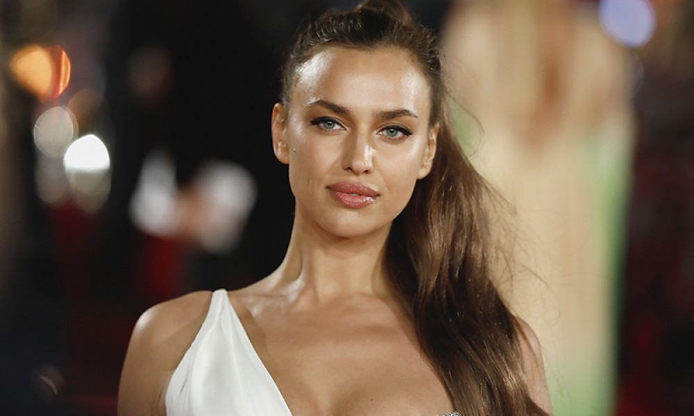 Не е за вярване какво си заголи Ирина Шейк на разходка СНИМКИ