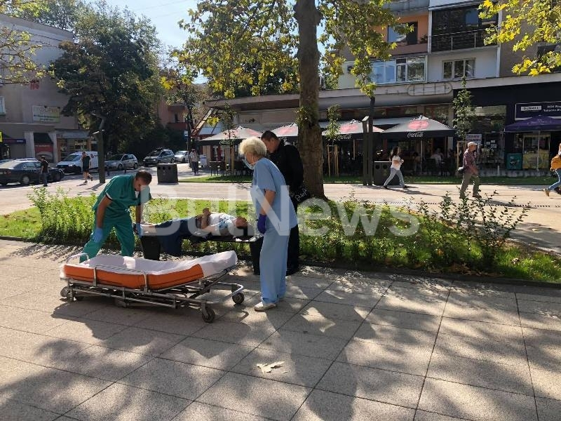Паника във Враца: Жена с окървавена глава лежи на пешеходната СНИМКИ
