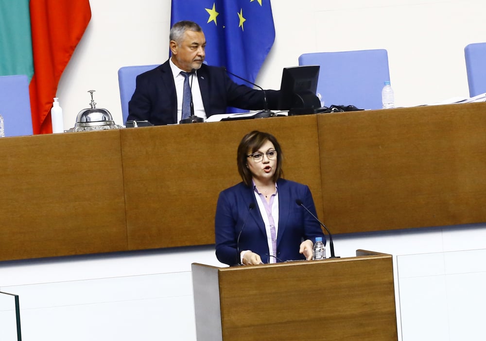 Напрежение в парламента: Нинова търси Александър Андреев за...