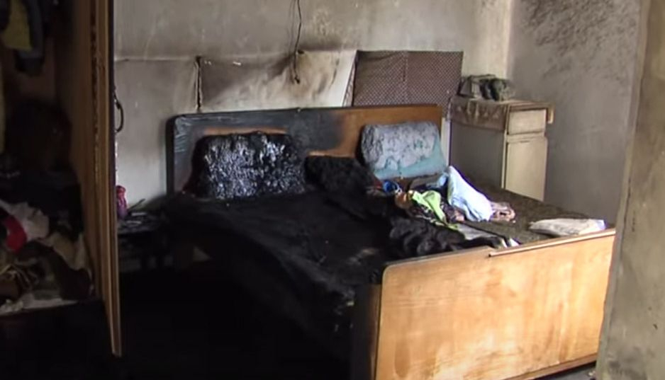 Черни облаци надвиснаха над мъжа, запалил спящата си жена