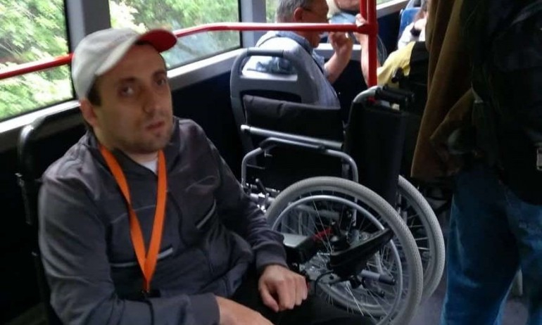 Момче с увреждания избухна срещу „Системата ни убива“: Те са провокаторите и срам ме е как ги изкарват жертви