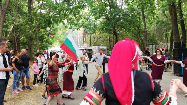Караянчева поведе хорото в Пловдив и смая всички СНИМКИ