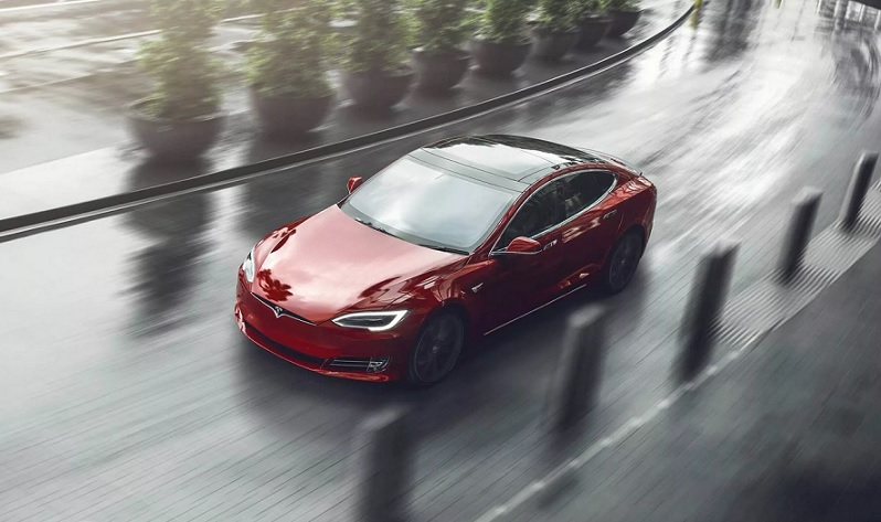 Шофьор на Tesla заспа на волана и колата вдигна сама 140 километра в час