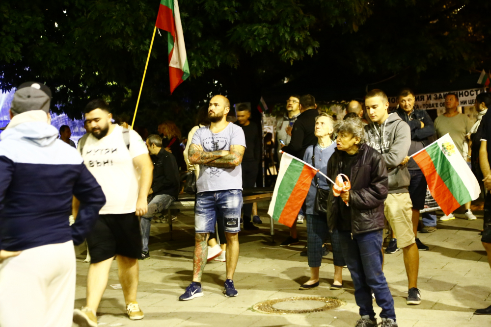 Енергията на протеста оттече, ето какво се случва в момента пред МС и Президентството СНИМКИ 