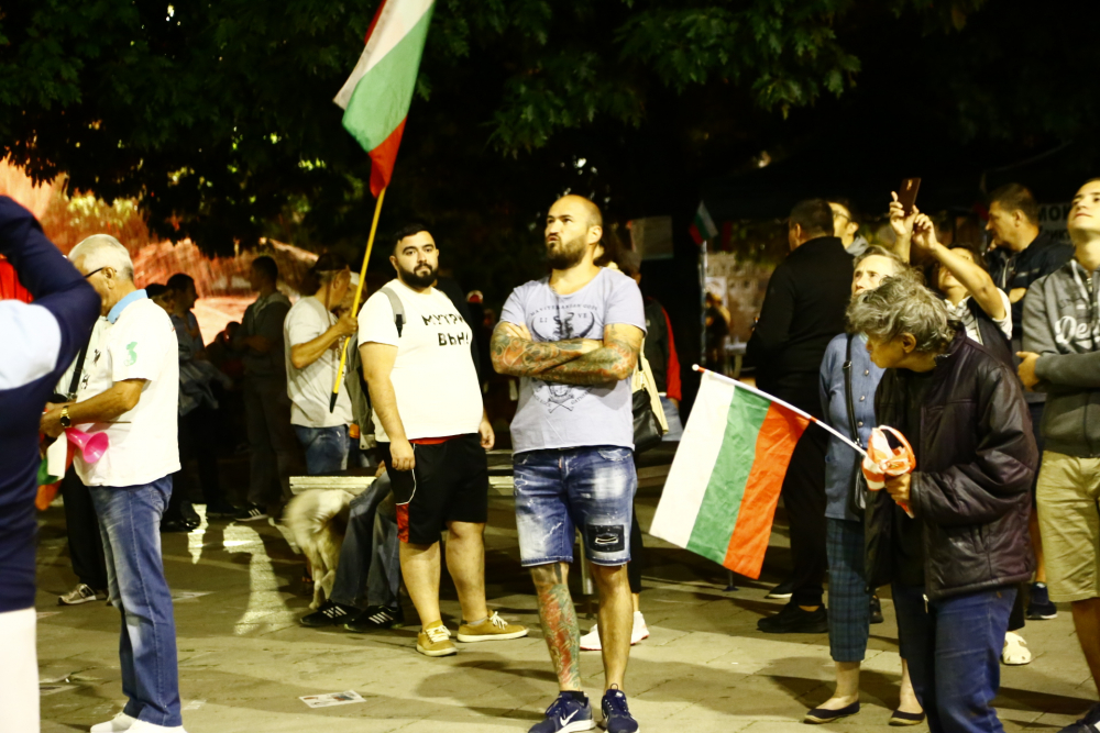 Енергията на протеста оттече, ето какво се случва в момента пред МС и Президентството СНИМКИ 